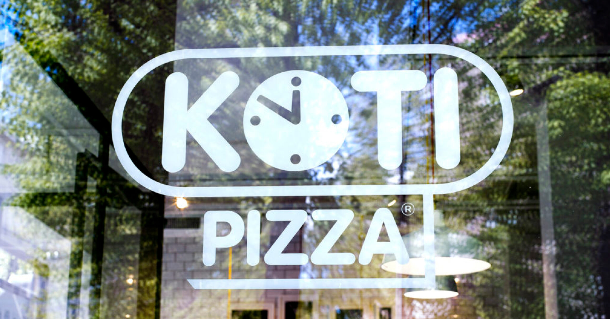 kotipizzan logo ikkunassa